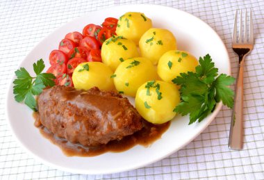 Patates ve domatesli pirzola.