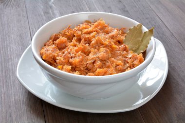 Bir kasede lahana turşusu.