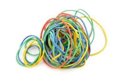 Lastik bantlar beyaz arkaplanda izole edildi