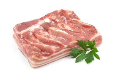 Beyaz arka plan üzerinde izole pişmemiş domuz pastırması