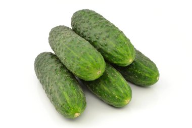 Beyaz arkaplanda salatalıklar