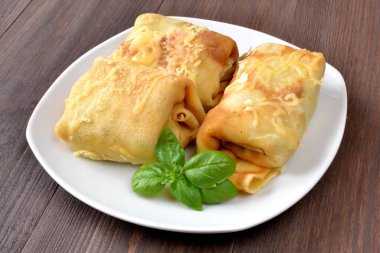 Et ve sebzeyle doldurulmuş gözlemeler.