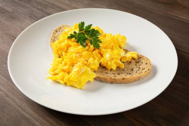 Tabakta çırpılmış yumurtalı sandviçler