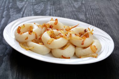 Kızarmış soğanlı Silezya eriştesi.