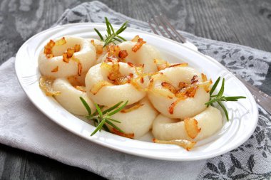 Kızarmış soğanlı Silezya eriştesi.