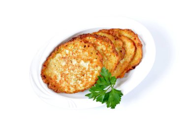 Beyaz bir arka plan üzerinde patates Pancakes