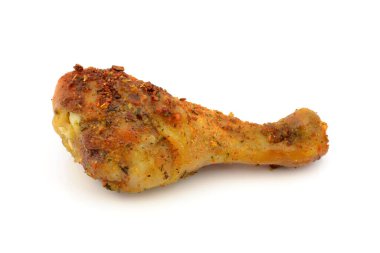 Beyaz arka planda fırında tavuk budu.