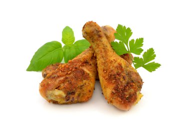 Beyaz arka planda fırında tavuk budu.