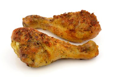 Beyaz arka planda fırında tavuk budu.