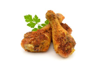 Beyaz arka planda fırında tavuk budu.