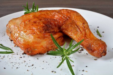 tavuğun budu tabakta.