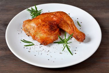 tavuğun budu tabakta.