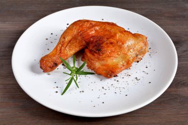 tavuğun budu tabakta.