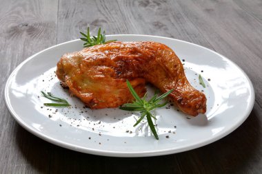 tavuğun budu tabakta.