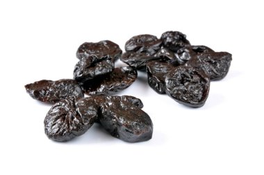 beyaz zemin üzerine kurutulmuş Erik