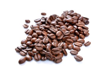 Beyaz arka planda izole kahve çekirdekleri