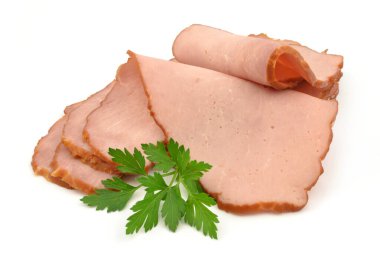 Beyaz arka planda dilimlenmiş jambon.