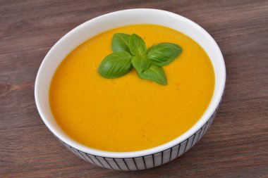 Mercimek ve havuçlu krema çorbası