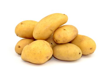 Beyaz arka planda patatesler