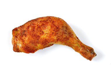 Beyaz arka planda izole edilmiş fırında tavuk budu.