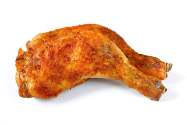 Beyaz arka planda izole edilmiş fırında tavuk budu.