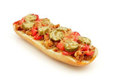 Tavuk, biber ve salatalıklı güveç.