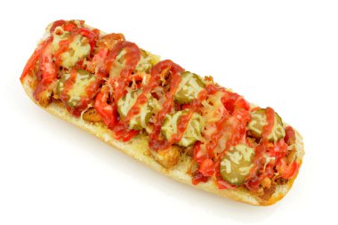 Tavuk, biber ve salatalıklı güveç.