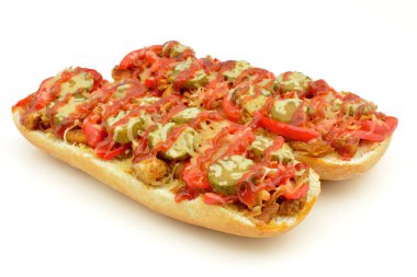 Tavuk, biber ve salatalıklı güveç.