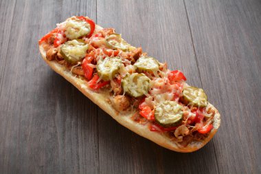 Tavuk, biber ve salatalıklı güveç.