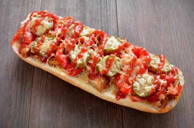 Tavuk, biber ve salatalıklı güveç.