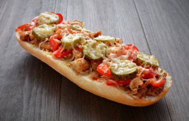 Tavuk, biber ve salatalıklı güveç.