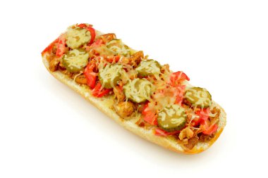 Tavuk, biber ve salatalıklı güveç.