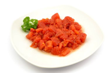 Beyaz arka planda domates turşusu