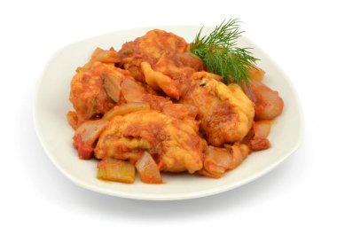 Beyaz arka planda balık salatası