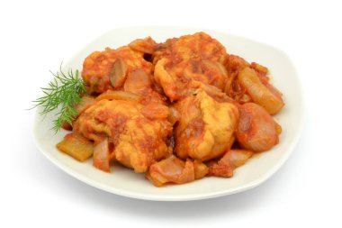 Beyaz arka planda balık salatası