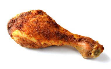 beyaz arka planda fırında tavuk budu