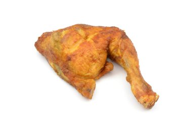 beyaz arka planda fırında tavuk budu