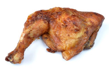 beyaz arka planda fırında tavuk budu