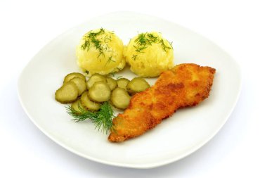 Pollock, patates ve salatalık filetosu.