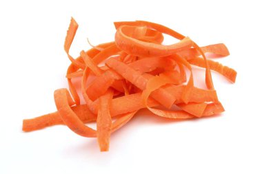 Beyaz arkaplanda havuç kabuğu