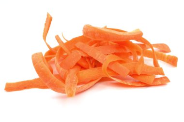 Beyaz arkaplanda havuç kabuğu