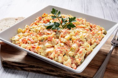 Mayonezli ev yapımı sebze salatası.