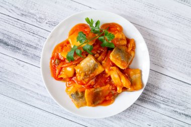 Biberli domates soslu ringa balığı.
