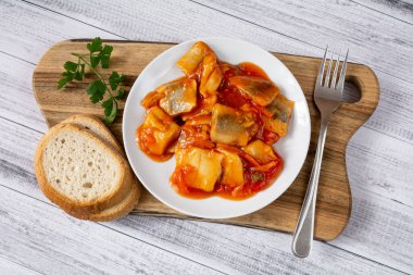 Biberli domates soslu ringa balığı.