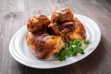 Kızarmış tavuk tabakta.