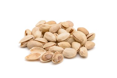 Beyaz zemin üzerinde kavrulmuş tuzlu şam fıstığı.