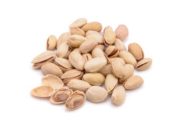 Beyaz zemin üzerinde kavrulmuş tuzlu şam fıstığı.