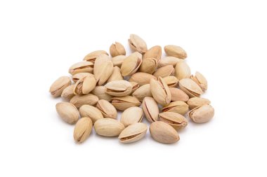 Beyaz zemin üzerinde kavrulmuş tuzlu şam fıstığı.