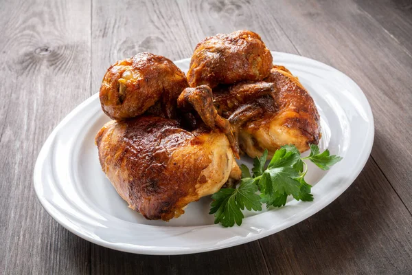 Kızarmış tavuk tabakta.