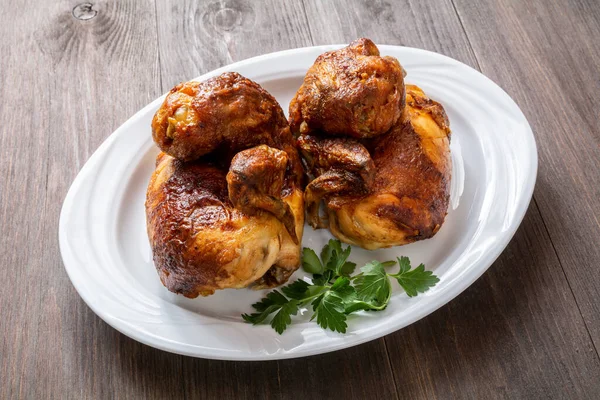 Kızarmış tavuk tabakta.